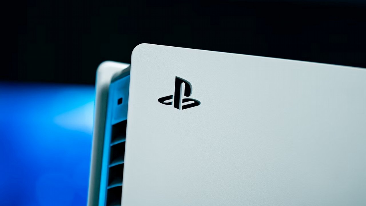 Nowa wersja PS5 Slim to kolejny argument za tym, żeby nie kupować konsol bez napędu, źródło grafiki: Amanz; Unsplash.com; 2024.