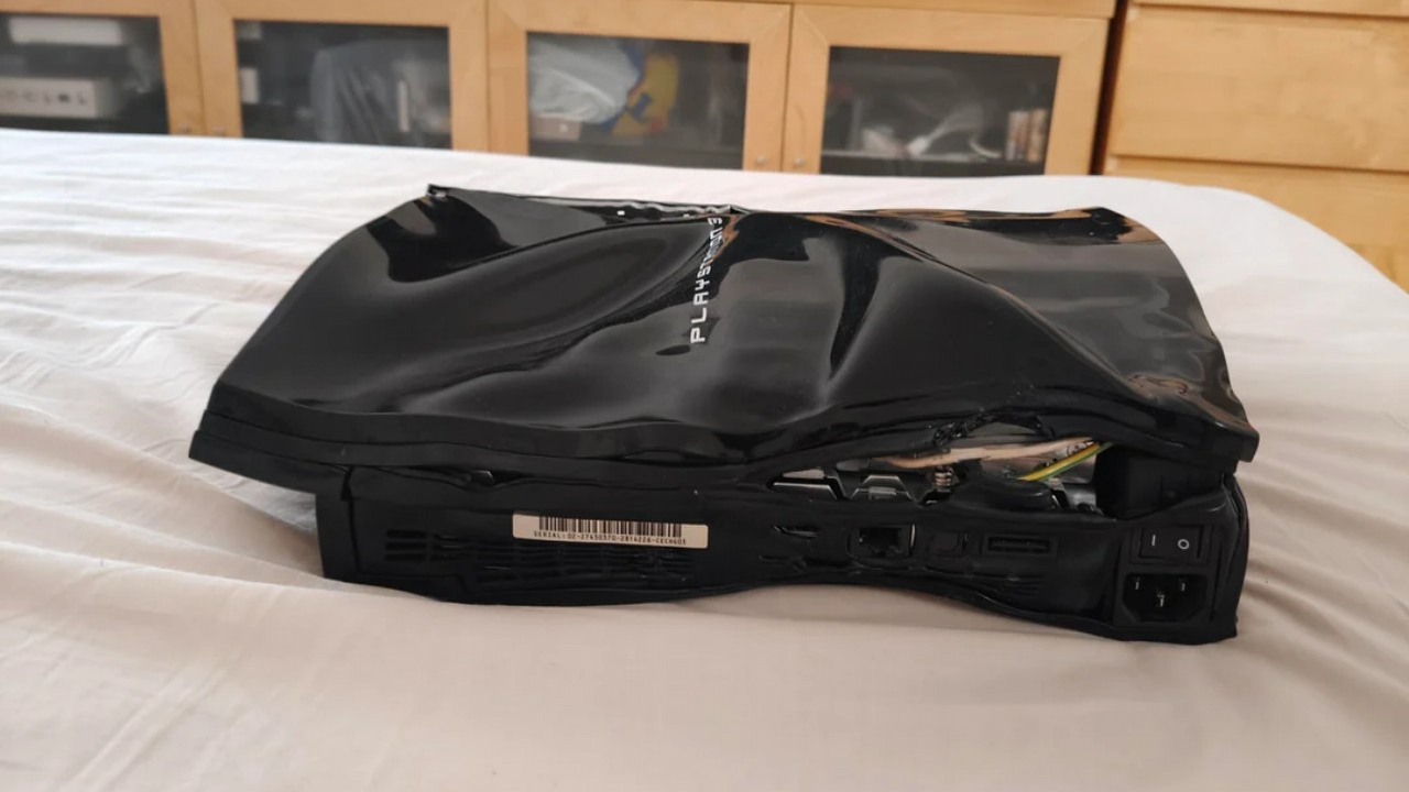 Fan PlayStation chciał uratować swoją konsolę PS3 po pojawieniu się żółtej lampki śmierci: owinął ją ręcznikiem, suszył suszarką do włosów i całkowicie ją zdeformował, źródło grafiki: u/seascouuut; Reddit.