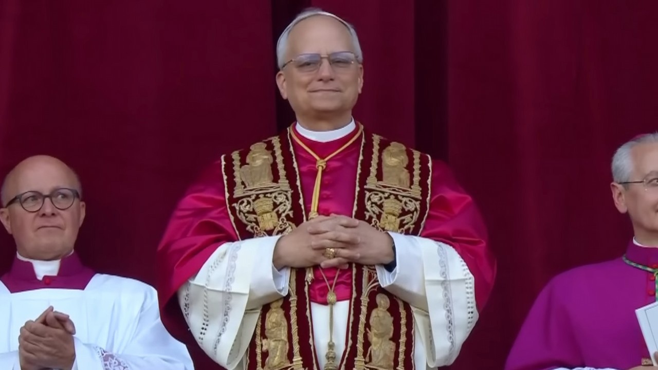 Nie będzie wirtualnego papieża. Leon XIV ostrzega przed technologią i mówi o „dużym problemie”, źródło grafiki: YouTube: polsatnews.pl.