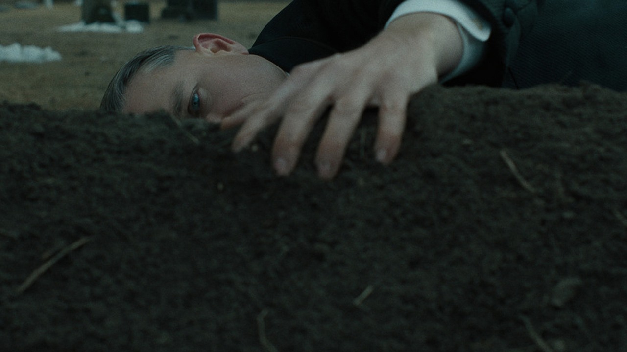 Serial Netflixa, który bił rekordy popularności, powróci za tydzień. Pierwszy sezon był światowym fenomenem, źródło grafiki: Potwór: Historia Eda Geina, Ryan Murphy, Netflix, 2025.