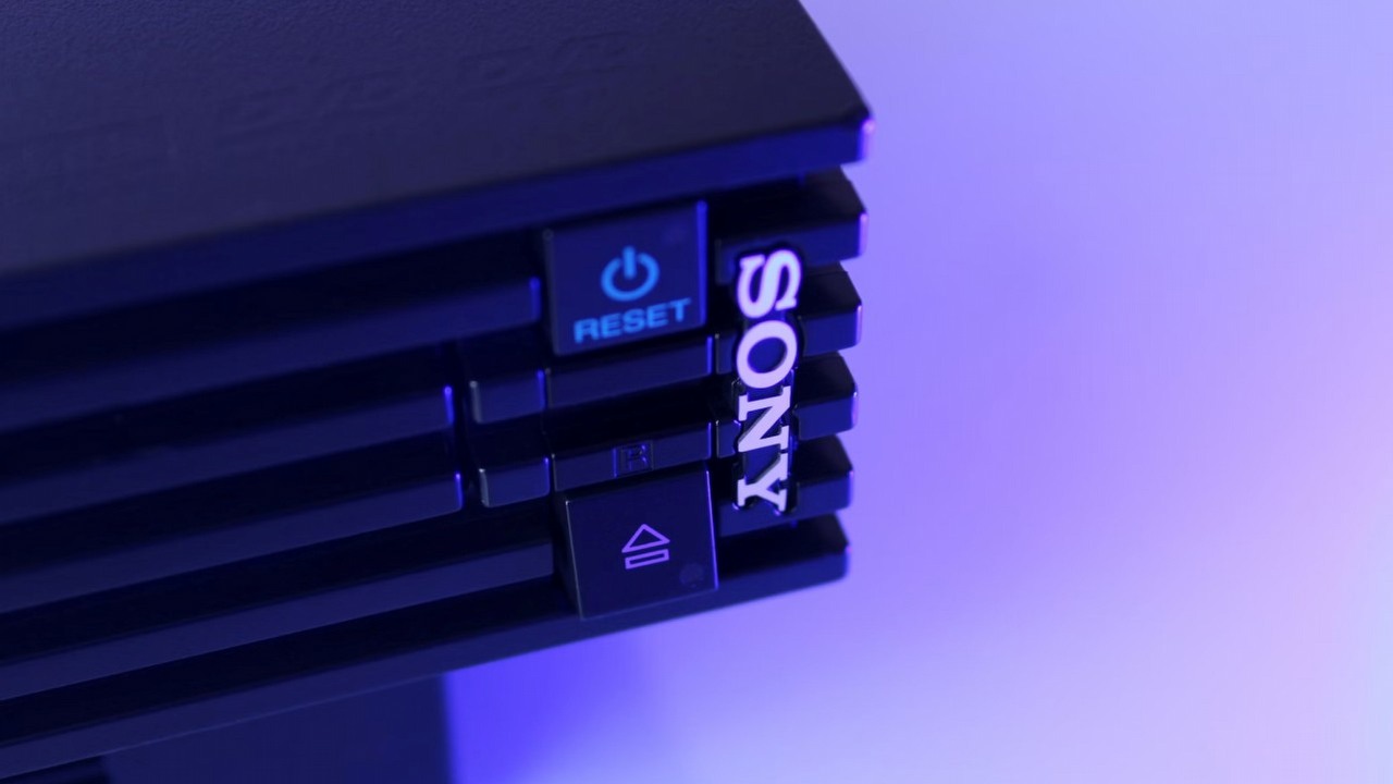 Gracz otrzymuje od teścia super rzadkie PlayStation 2. Ten model był przytwierdzony do telewizora, źródło grafiki: Nikita Kostrykin; Unsplash.com; 2018.