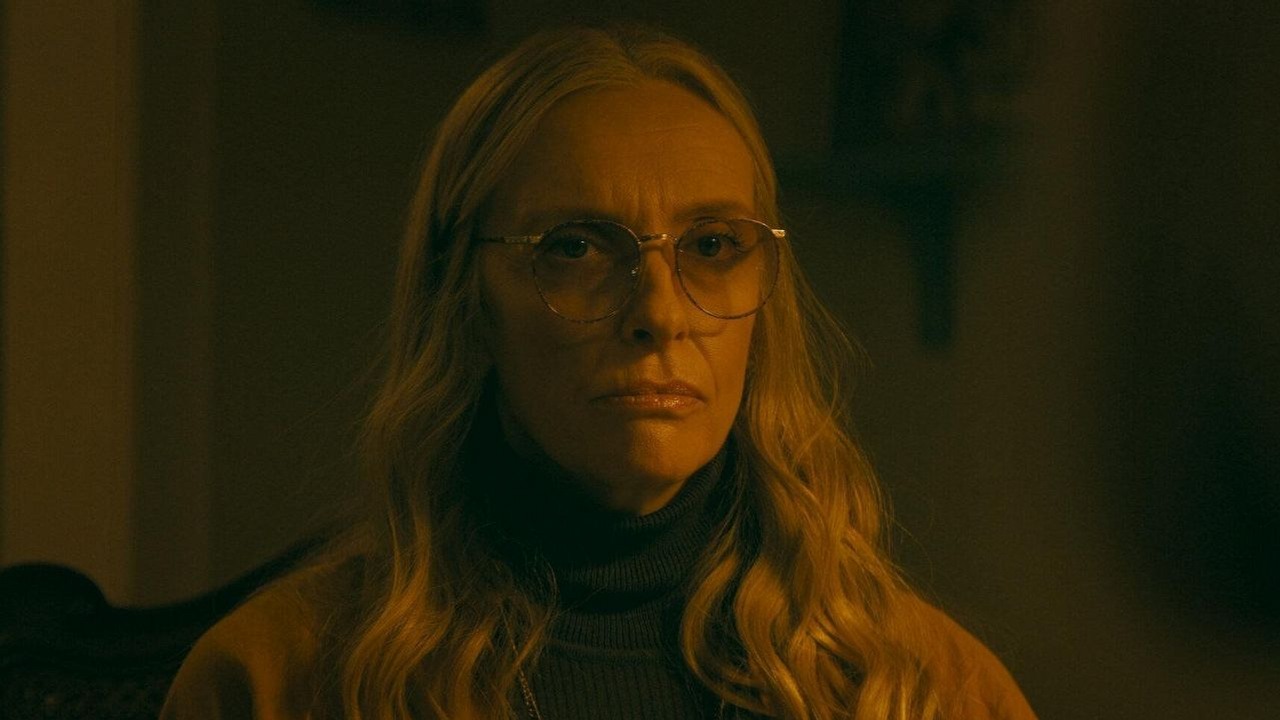 8 odcinków thrillera, od którego trudno się oderwać. Detektywistyczna nowość podbija Netflixa, źródło grafiki: Na marginesie, Mae Martin, Netflix, 2025.