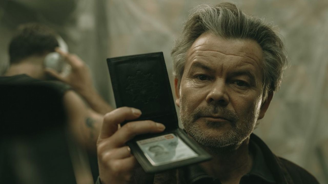 Kontynuacja najlepszego polskiego serialu kryminalnego ostatnich 20 lat wreszcie ma zwiastun. Glina. Nowy rozdział zapowiada się obiecująco, źródło grafiki: Glina. Nowy rozdział, Władysław Pasikowski, SkyShowtime, 2025.