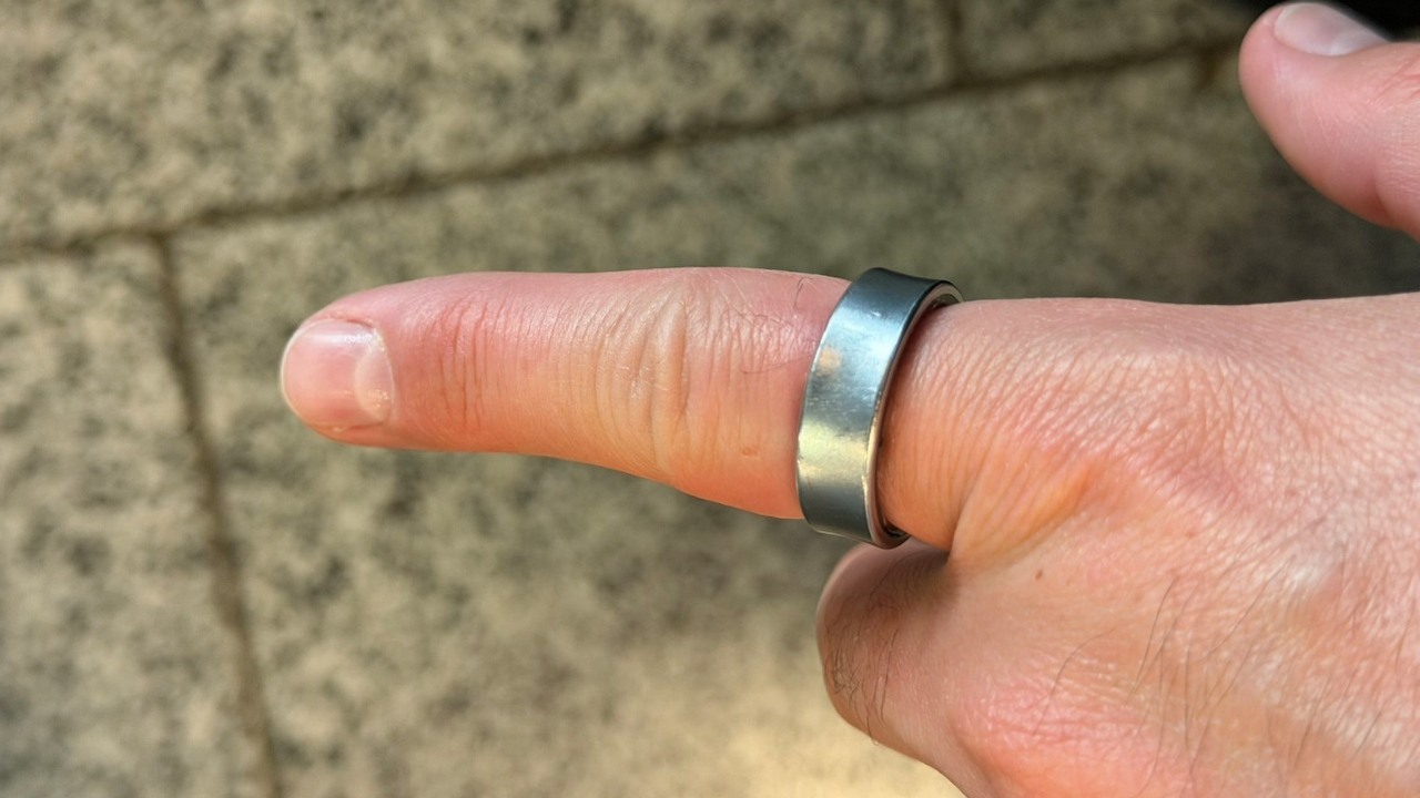 Youtuber nie mógł wsiąść do samolotu, bo bateria jego Samsung Galaxy Ring spuchła i stała się niebezpieczna, źródło grafiki: X: @ZONEofTECH.