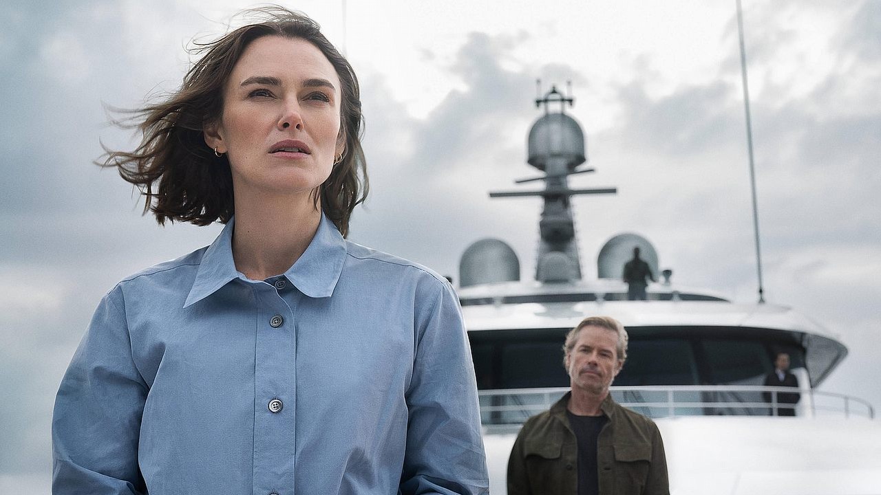 W tym tygodniu thriller Netflixa z Keirą Knightley rzuci wyzwanie intrygującemu kryminałowi Apple TV+. Nowości powalczą o uwagę widzów tego samego dnia, źródło grafiki: The Woman in Cabin 10, Simon Stone, Netflix, 2025.