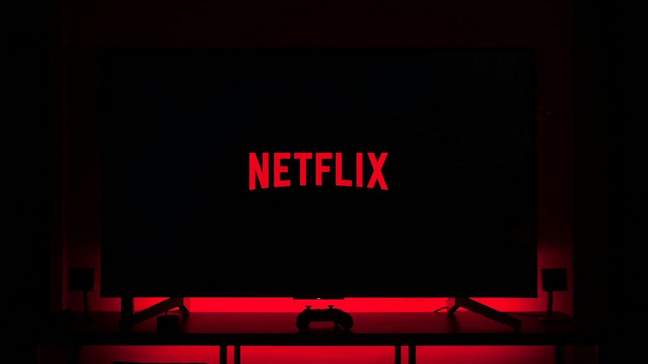 Już jutro na Netflixie obejrzysz prawdopodobnie największy tegoroczny polski hit. W kinach widziało go ponad 600 tys. widzów, źródło grafiki: Unsplash.com / Thibault Penin / 2019.