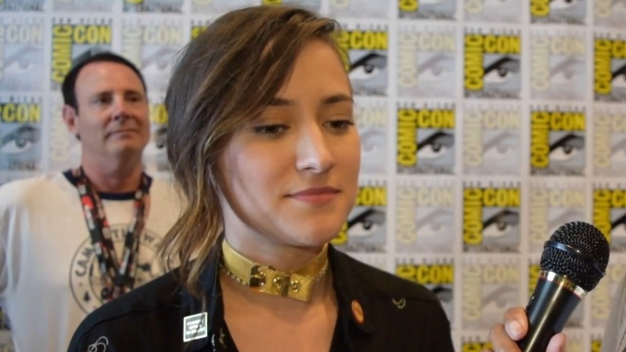 „Wpychacie je do gardła licząc na polubienia”. Zelda Williams w ostrych słowach skrytykowała generowanie wideo AI ze zmarłymi artystami, źródło grafiki: YouTube: High Voltage; 2020.