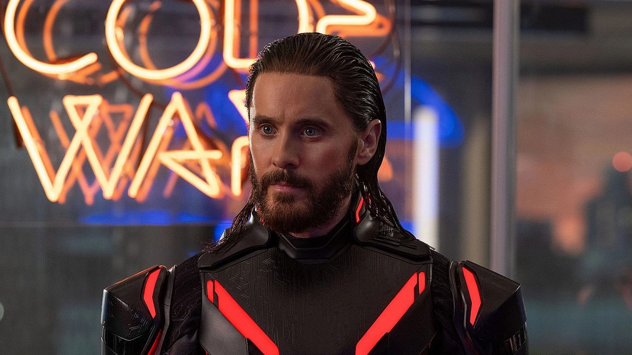 Jeden z najbardziej oczekiwanych thrillerów sci-fi roku okazał się „błahy i odrażający". Tron: Ares zgnił na Rotten Tomatoes 2 dni przed premierą, źródło grafiki: Tron: Ares, Joaquim Ronning, Disney, 2025.