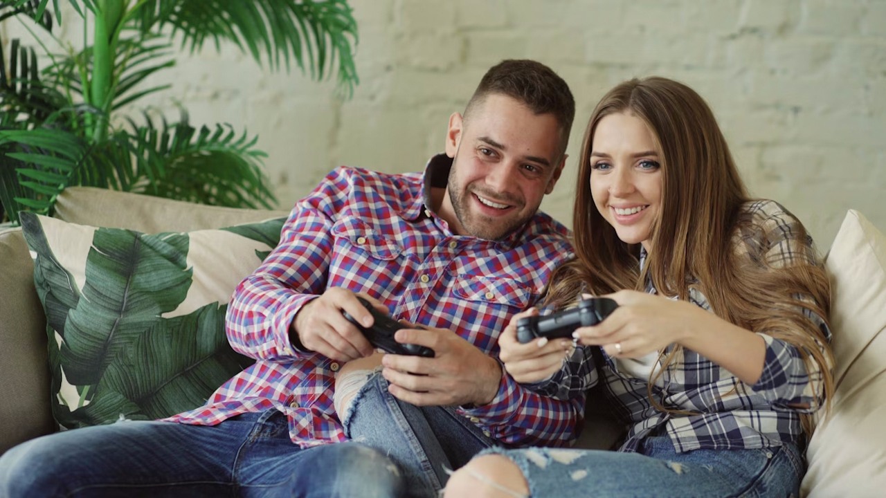 Dwóch na trzech graczy z Polski twierdzi, że dzięki grom ich życie jest szczęśliwsze. Wskazują też inne ważne korzyści, źródło grafiki: Unsplash / Vitaly Gariev..