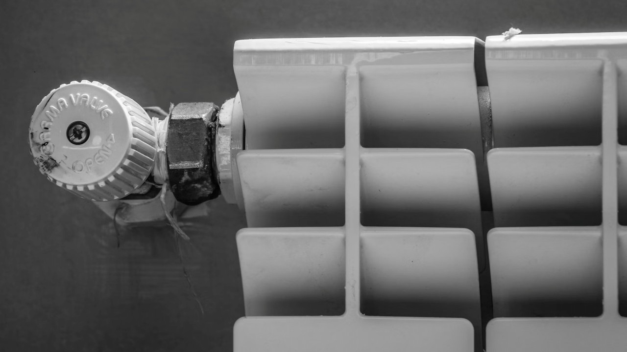 Ponieważ ogrzewanie gazowe staje się coraz droższe, Wielka Brytania testuje niezwykły pomysł: 500 modułów Raspberry Pi ma ogrzewać mieszkanie, źródło grafiki: hessam nabavi; Unsplash.com; 2020.