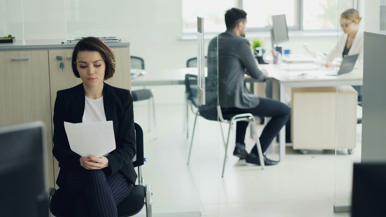 92% przedstawicieli pokolenia Z jest odrzucanych przez działy HR z jednego prostego powodu: ich wejście na rynek pracy doprowadziło do „sytuacji krytycznej”, źródło grafiki: Unsplash..