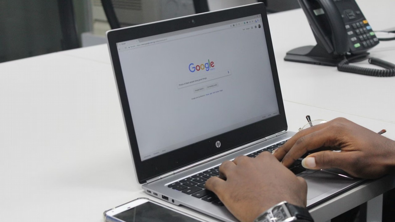 Google Chrome ze zmianą, którą docenią internauci. Koniec z natłokiem powiadomień od stron internetowych, źródło grafiki: Benjamin Dada; Unsplash.com; 2017.