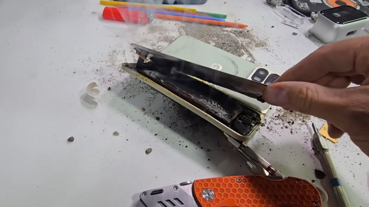 „Po 10 latach pierwszy raz mi się to zdarzyło”. W trakcie testów bateria telefonu Pixel 10 Pro Fold nie wytrzymała, źródło grafiki: YouTube/JerryRigEverything..