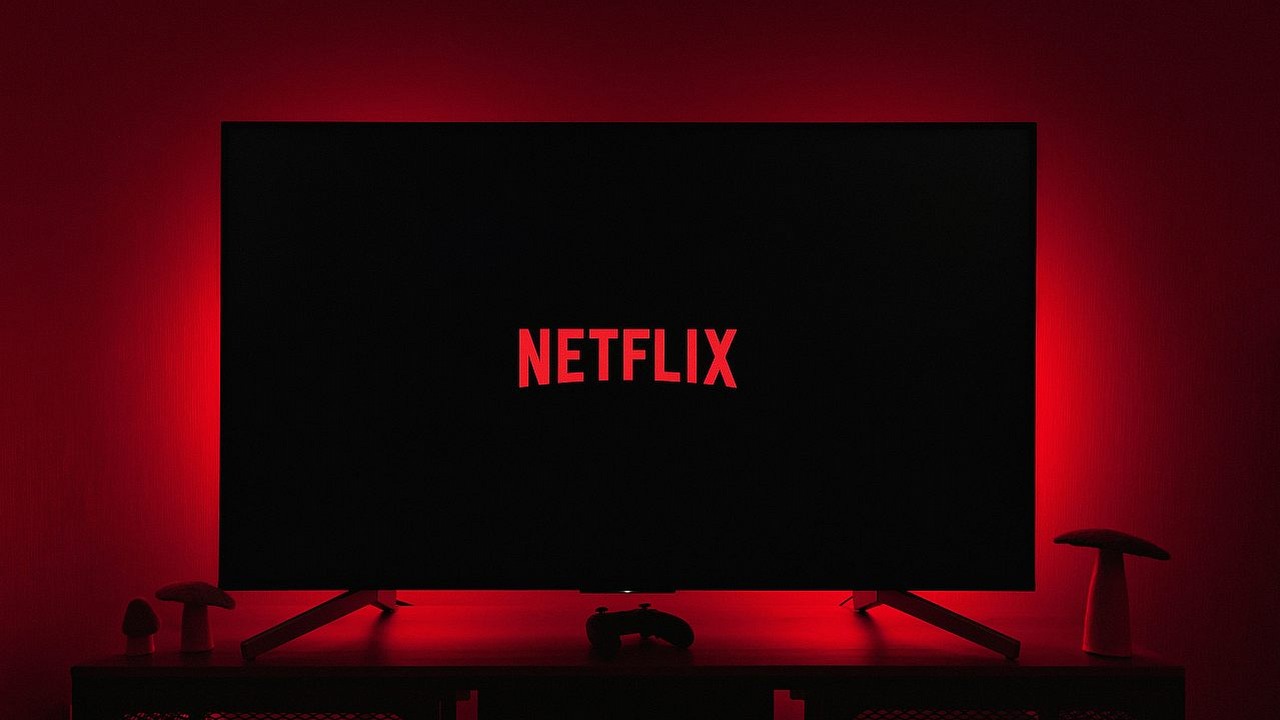 Wystarczyło tylko kilka godzin, by nowy polski thriller trafił do top 10 Netflixa. Kryminał już dziś podbija platformę, źródło grafiki: Unsplash.com / Thibault Penin / 2022.