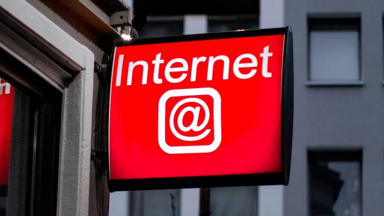 „Duża część internetu jest martwa”. Współzałożyciel Reddita uważa, że sieć umiera i potrzeba nowego miejsca dla ludzi, źródło grafiki: Leon Seibert; Unsplash.com; 2019.