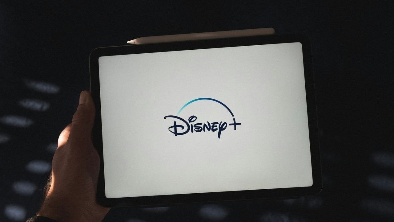 Disney+ zaskoczyło detektywistycznym thrillerem sci-fi. Wszystkie 10 odcinków już dostępne, źródło grafiki: Unsplash.com / Thibault Penin / 2022..