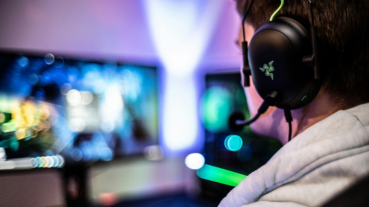 Gracz testuje 17 MMORPG, żeby znaleźć najlepszą grę dla siebie, i ma wyraźnego faworyta: „Jest po prostu idealny”, źródło grafiki: ELLA DON / Unsplash.
