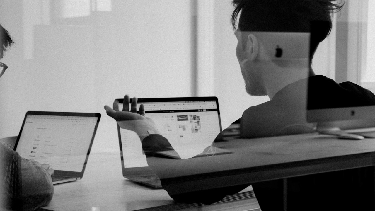 Gen Z dalej będzie miało problem ze znalezieniem pracy; AI pozwala na wzrost wydajności bez udziału ludzi, źródło grafiki: charlesdeluvio; Unsplash.com; 2019.