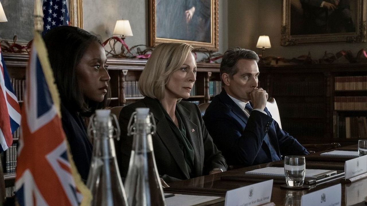 Najlepszy thriller polityczny Netflixa dziś powrócił z elektryzującym 3. sezonem. Krytycy obiecują, że przez 8 odcinków nawet na chwilę nie oderwiesz się od ekranu, źródło grafiki: Dymplomatka, Debora Cahn, Netflix, 2025.