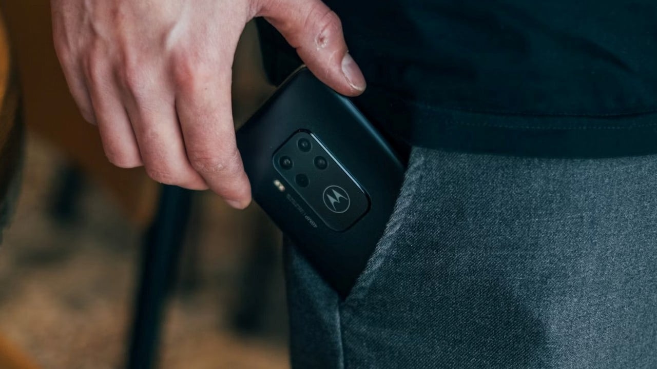 Nowa cienka Motorola wkrótce wchodzi do Polski; konkurencja Samsunga Galaxy S25 Edge i iPhone'a Air ma lepszą baterię, źródło grafiki: Jonas Leupe; Unsplash.com; 2019.
