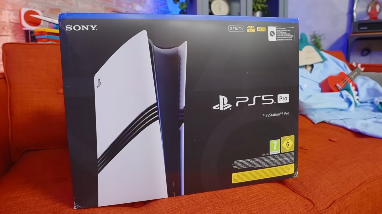 PS5 Pro wydajniejsze, a DualSense bez wymiennej baterii; ekspert sprawdził model konsoli CFI-ZCT2W, źródło grafiki: YouTube: Austin Evans; 2025.