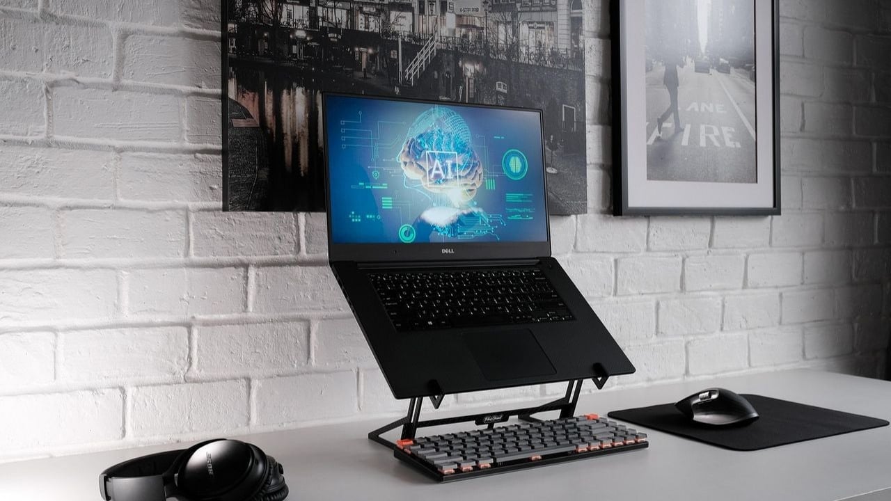 Ludzie, którzy stracili pracę przez AI, podzielili się swoimi historiami. „Zautomatyzowali moją pracę za mniej niż 1000 dolarów rocznie”, źródło grafiki: Pixabay.