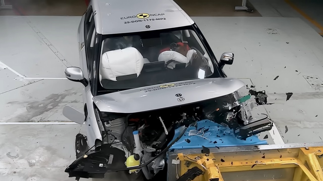 Uwaga, fani samochodów elektrycznych: oto, co pozostało z chińskiego elektrycznego SUV-a po teście zderzeniowym, źródło grafiki: YouTube: Euro NCAP; 2025.