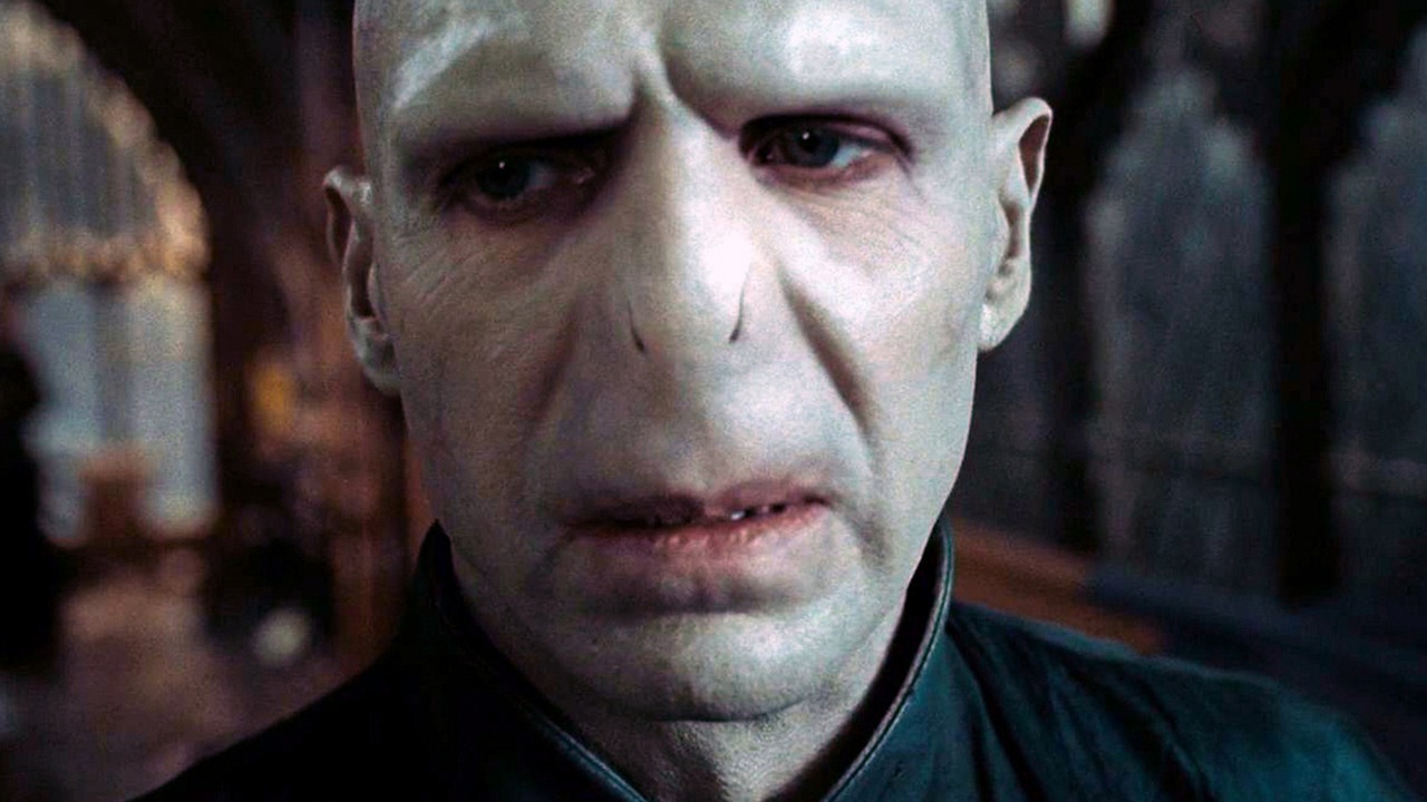 Tego nie było w filmach Harry Potter. Oto pierwsze spojrzenie na scenę z Lordem Voldemortem z serialu HBO, źródło grafiki: Harry Potter i Insygnia Śmierci: Część II, David Yates, Warner Bros. Pictures, 2011.