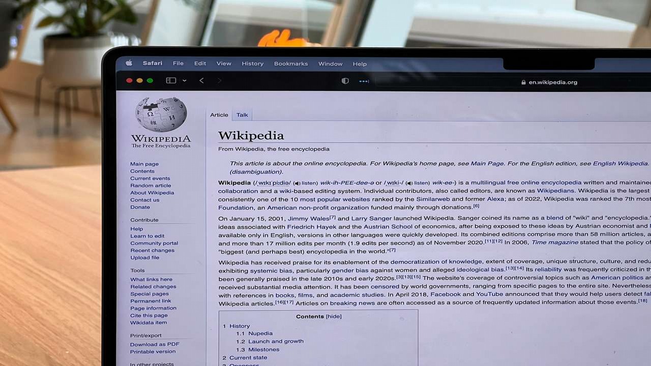 Wikipedia traci czytelników. Google podkrada ruch, AI podcina skrzydła, Elon Musk odpala Grokipedię, źródło grafiki: Unsplash.