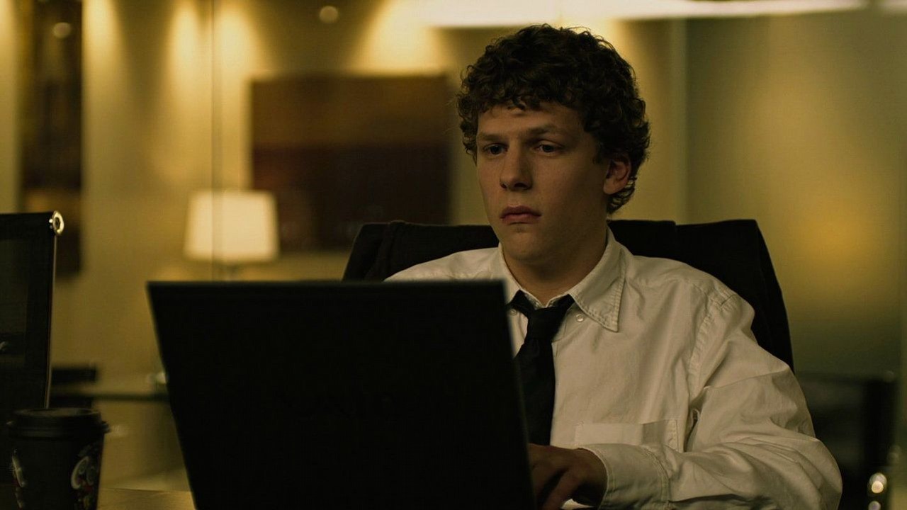 Social Network 2 z dużą zmianą w obsadzie. Jesse Eisenberg został zastąpiony gwiazdą Sukcesji, źródło grafiki: The Social Network, David Fincher, Sony, 2010.