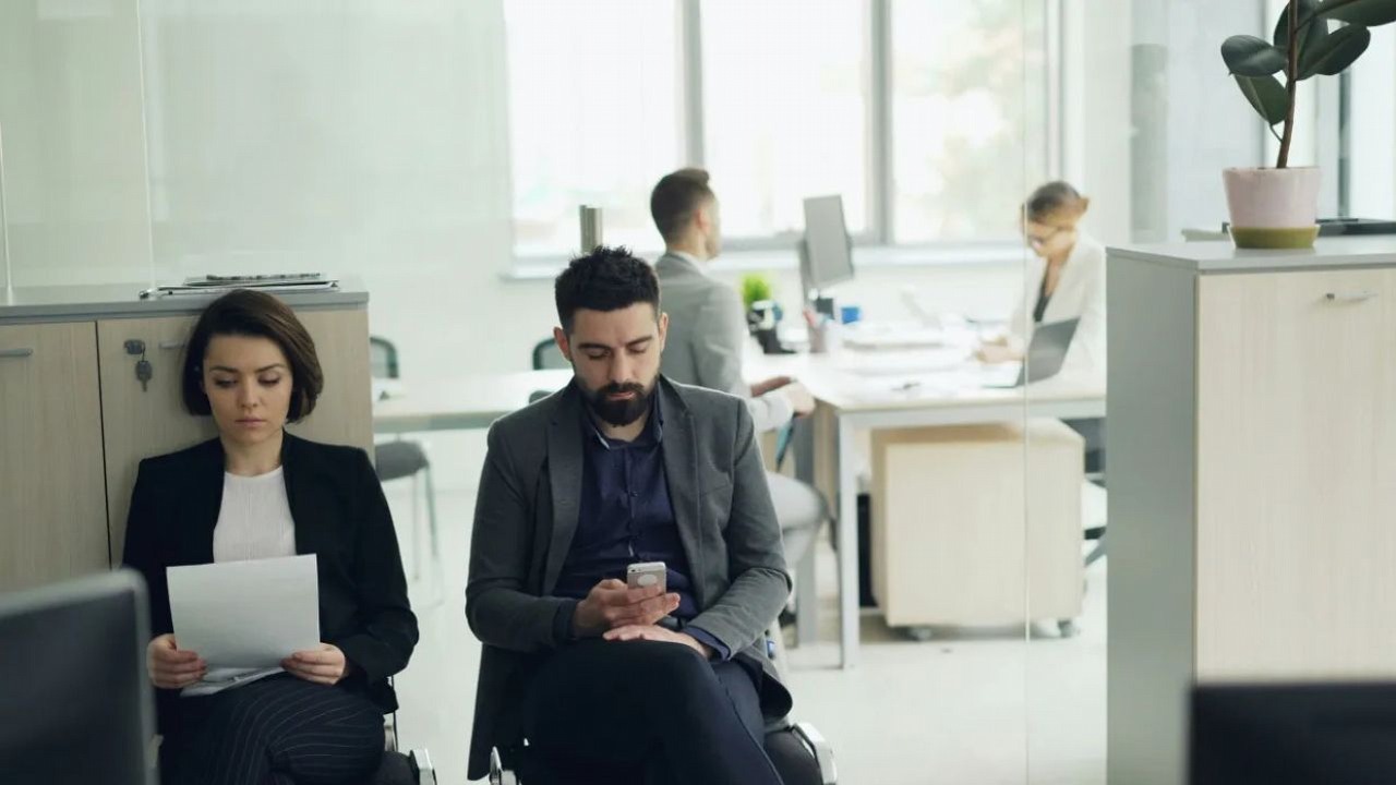 Ponad 26% twórców gier z Europy straciło pracę w ostatnim roku. Chcąc znaleźć nową, godzą się na coraz gorsze oferty, źródło grafiki: Unsplash.