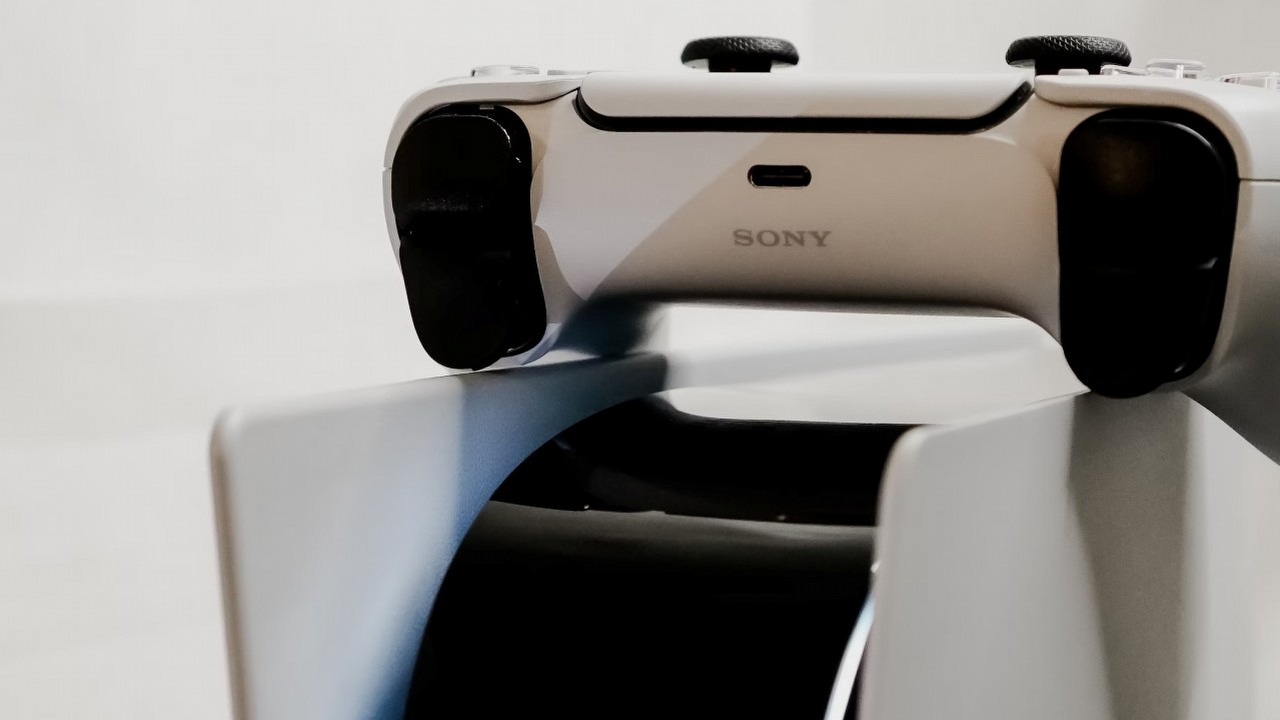 PS5 „wniosło coś wyjątkowego”, pomimo krytyki dotyczącej stopniowych ulepszeń w stosunku do PS4. Twórca hitu chwali możliwości PlayStation, źródło grafiki: Triyansh Gill; Unsplash.com; 2021.