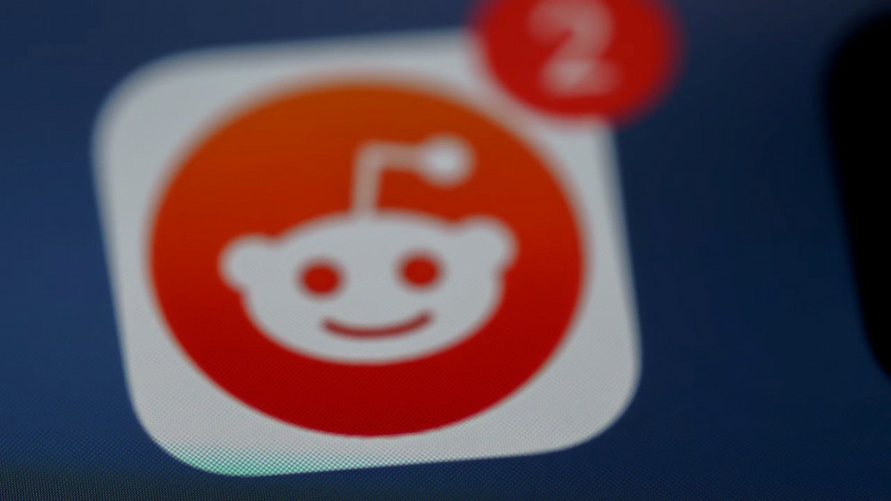 Perplexity pozwane przez Reddita; sprawa dotyczy nielegalnego pozyskania danych do trenowania AI, źródło grafiki: Brett Jordan; Unsplash.com; 2021.