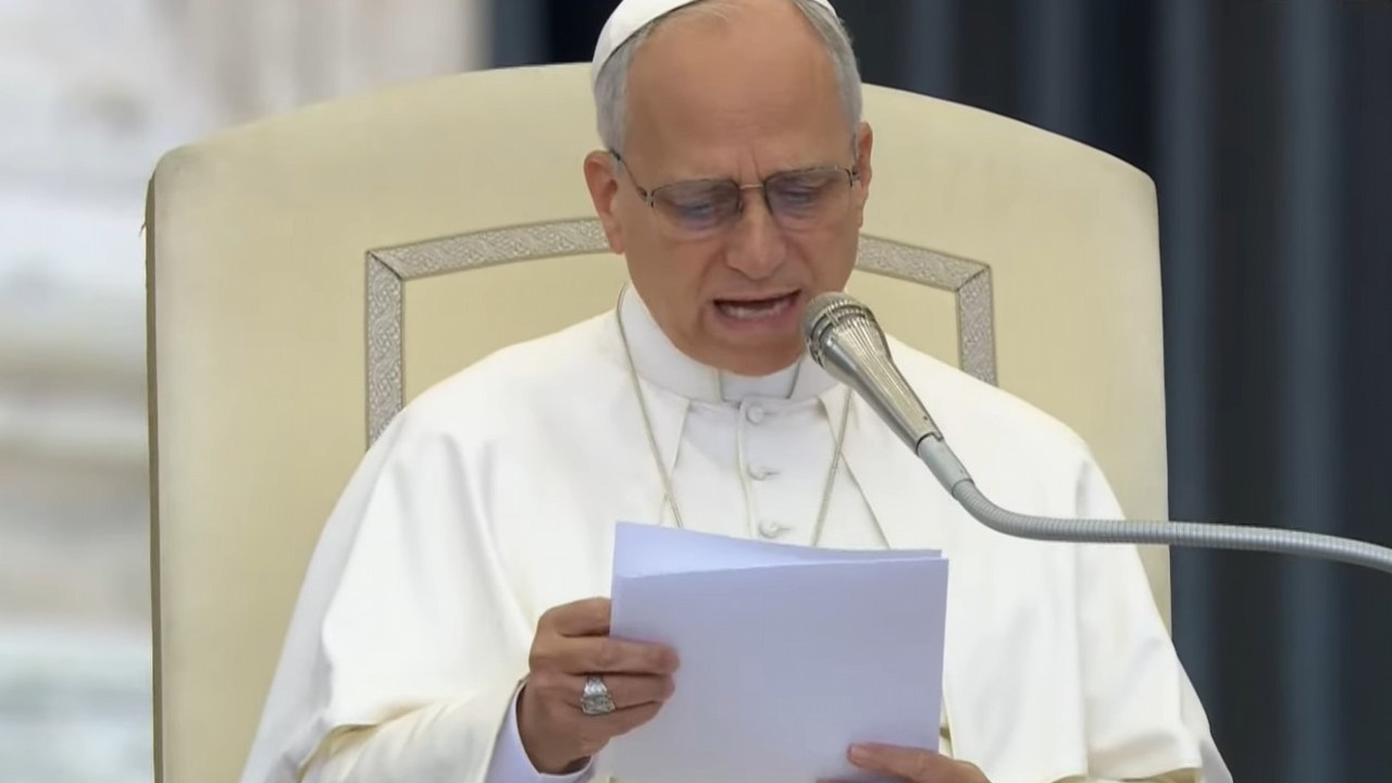 Papież Leon XIV jest przeciwny wyścigowi technologicznemu o AI i wzywa do „rozbrojenia”, źródło grafiki: YouTube: EWTN; 2025.