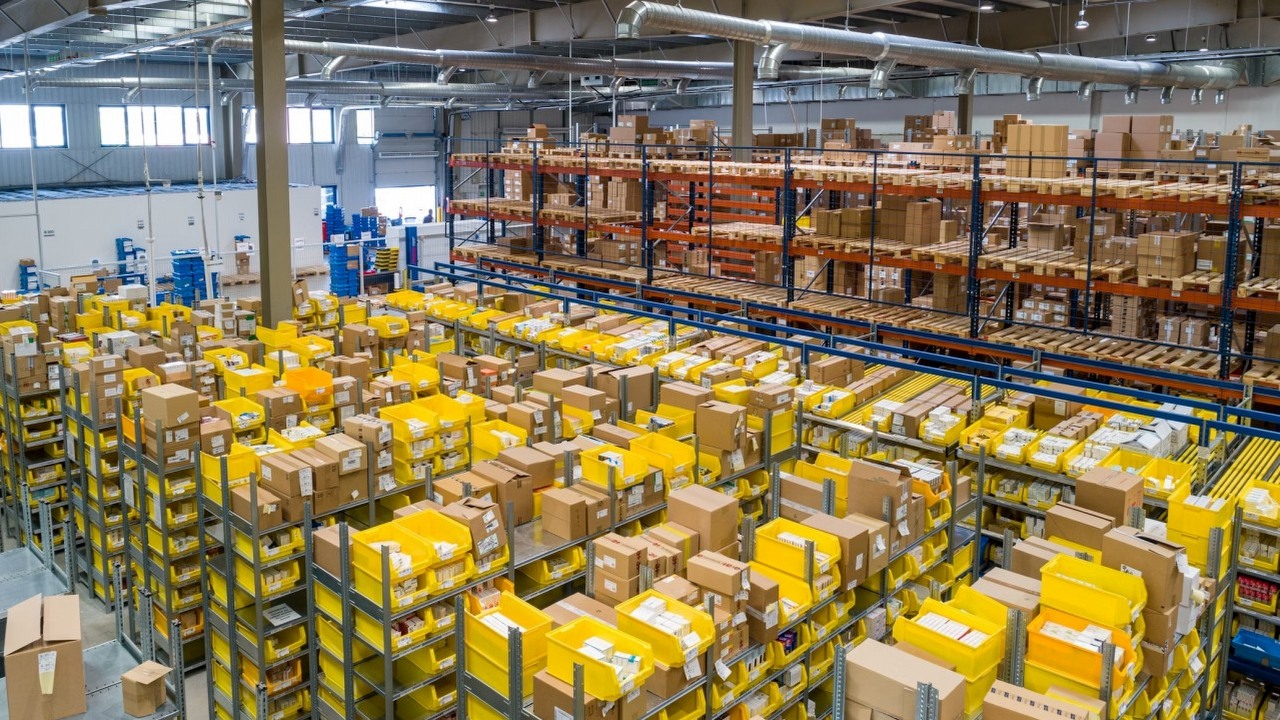Amazon chce zastąpić 600 tysięcy pracowników robotami? Firma obiecuje, że chodzi tylko o wsparcie maszynami i AI, źródło grafiki: Adrian Sulyok; Unsplash.com; 2020.