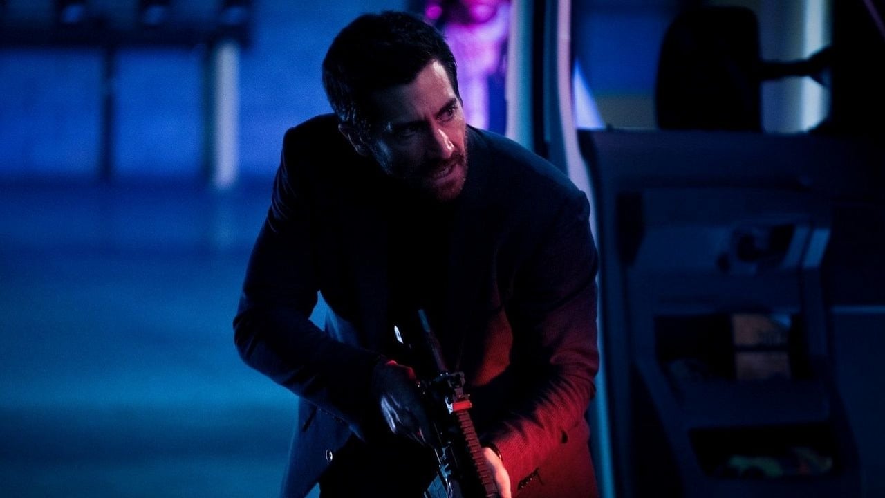 Pełen akcji thriller z Jake’em Gyllenhaalem podbija HBO Max. Widowisko Michaela Baya to dziś jeden z najpopularniejszych filmów na platformie, źródło grafiki: Ambulans, Michael Bay, Universal, 2022.
