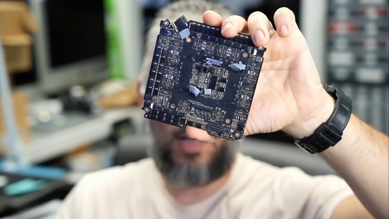 Ekspert odradza RTX-a 5090 FE. Pokazuje, jak łatwo zepsuć kartę graficzną, źródło grafiki: YouTube: NorthridgeFix; 2025.