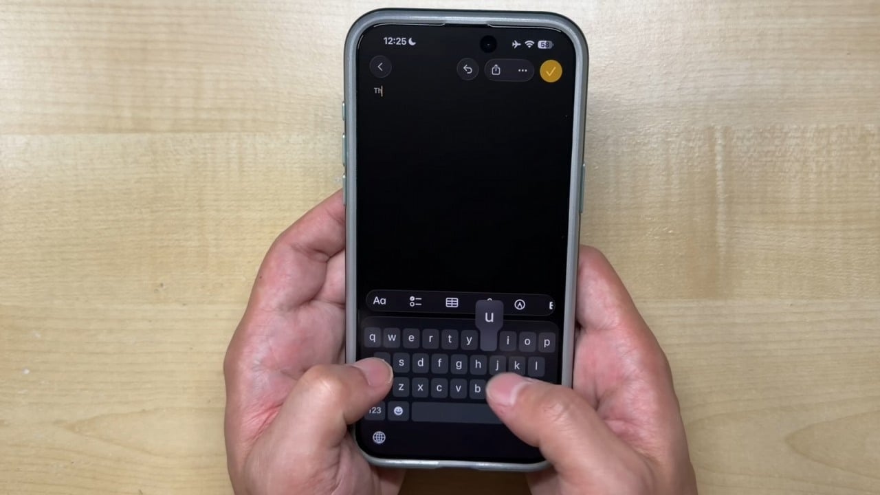 iOS 26 zepsuł klawiaturę na iPhone'ach. „Moje pisanie od razu się pogorszyło”, źródło grafiki: YouTube: Michi NekoMichi; 2025.