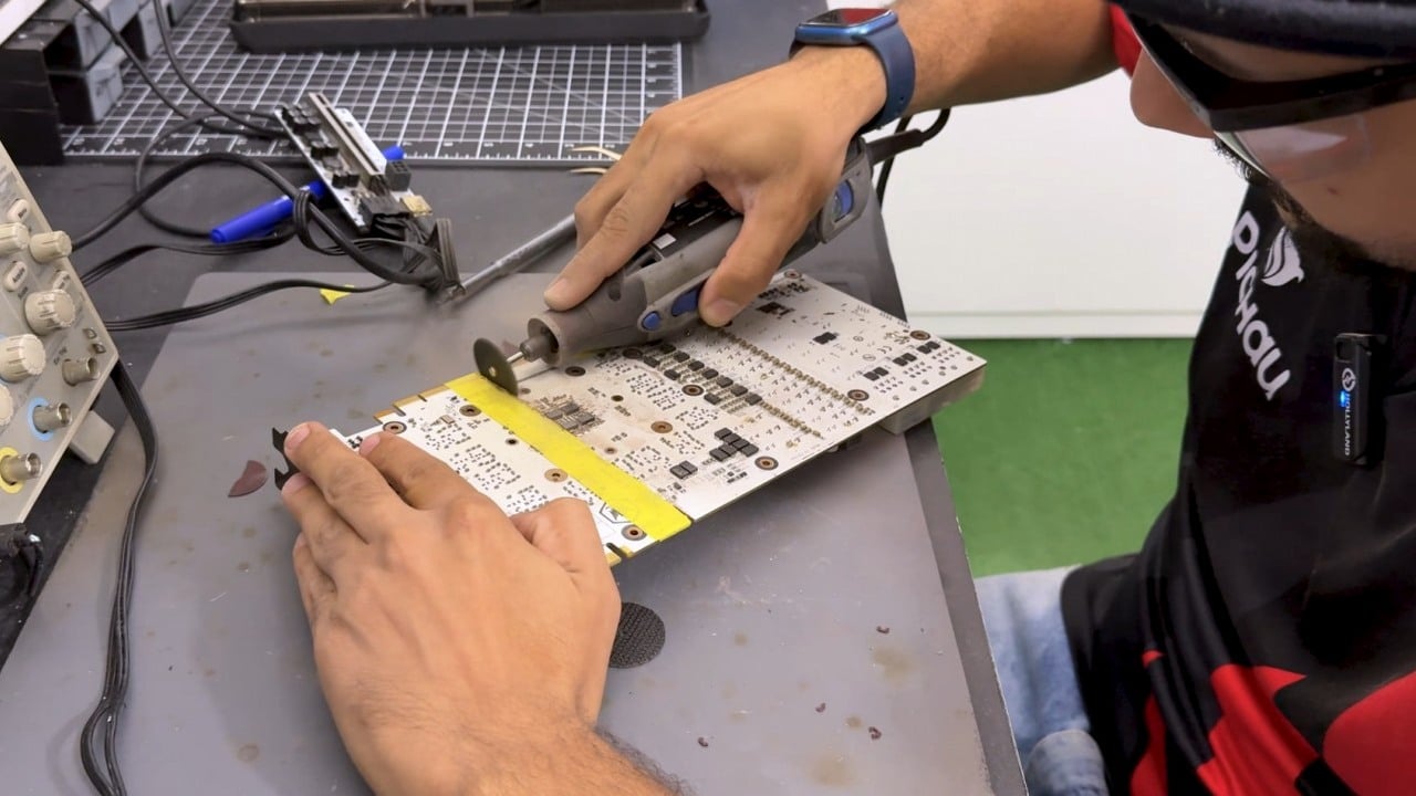 Pocięli GTX 1080 Ti i połączą go z RTX 5070 Ti. To może być najlepszy procesor graficzny Nvidii wszech czasów, źródło grafiki: YouTube: Paulo Gomes, 1155 do ET; 2025.