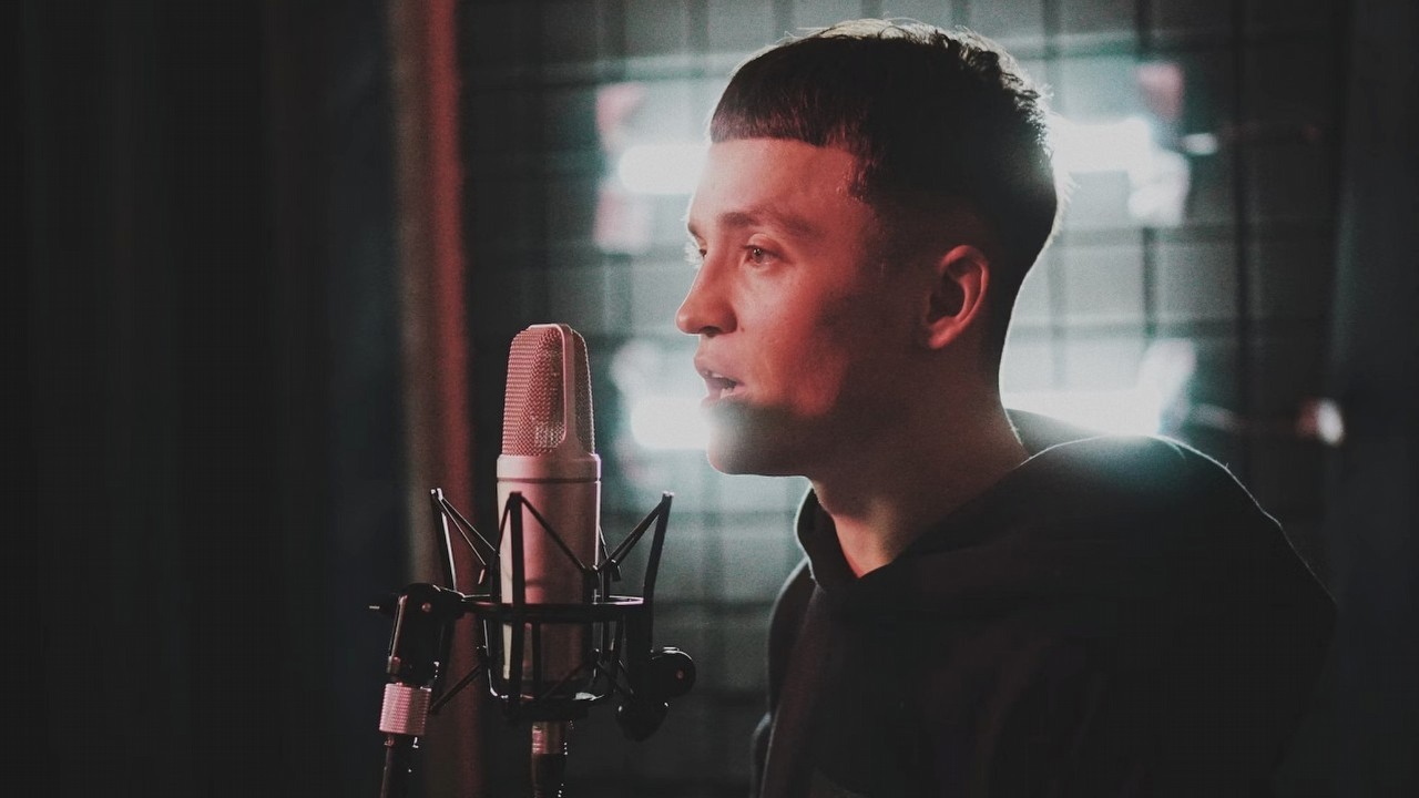 „Artyści AI” coraz częściej trafiają na listy przebojów. „Ta piosenka wywołuje u mnie łzy i ciarki, jest dla mnie”, źródło grafiki: Oleg Ivanov; Unsplash.com; 2018.