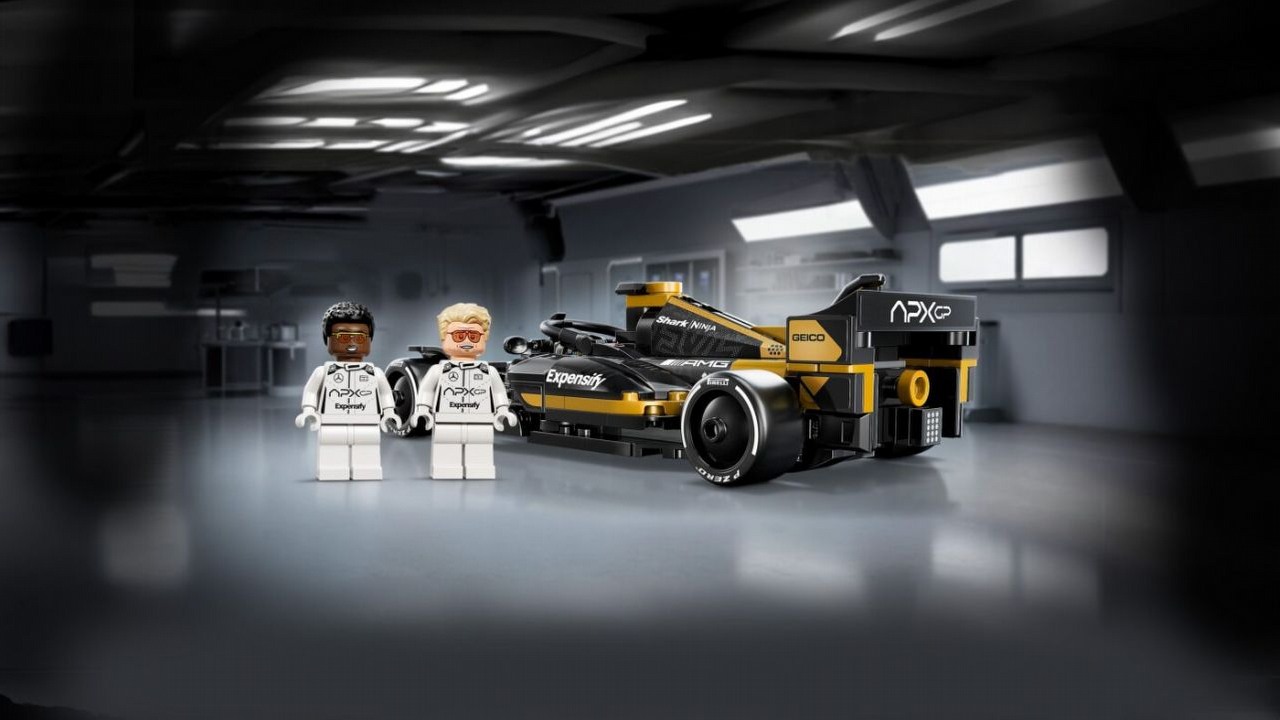 Fani LEGO mogą teraz kupić sobie klockowego Brada Pitta. Do sklepu trafił zestaw z F1 The Movie, źródło grafiki: LEGO.