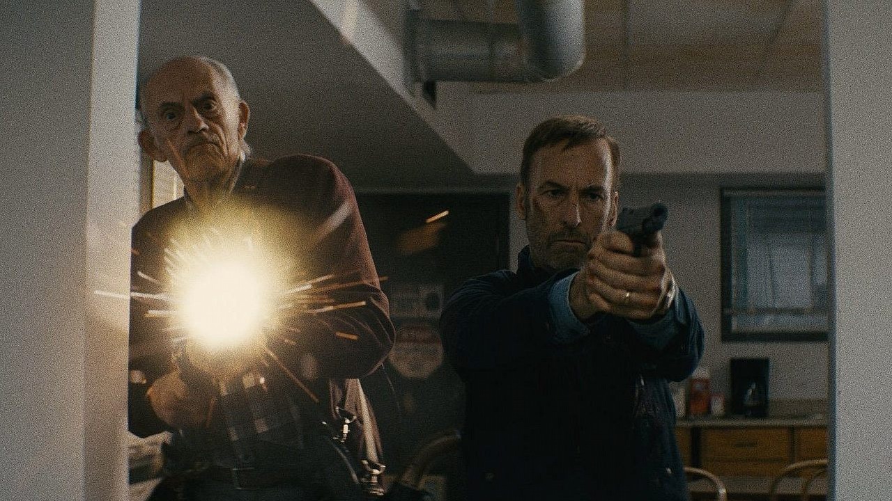 Tylko 4 dni zostały do premiery jednego z najlepszych filmów akcji ostatnich 5 lat na HBO Max. Widowisko z 94% na Rotten Tomatoes to pierwsza część sensacyjnego uniwersum, źródło grafiki: Nikt, Ilya Naishuller, Universal, 2021.