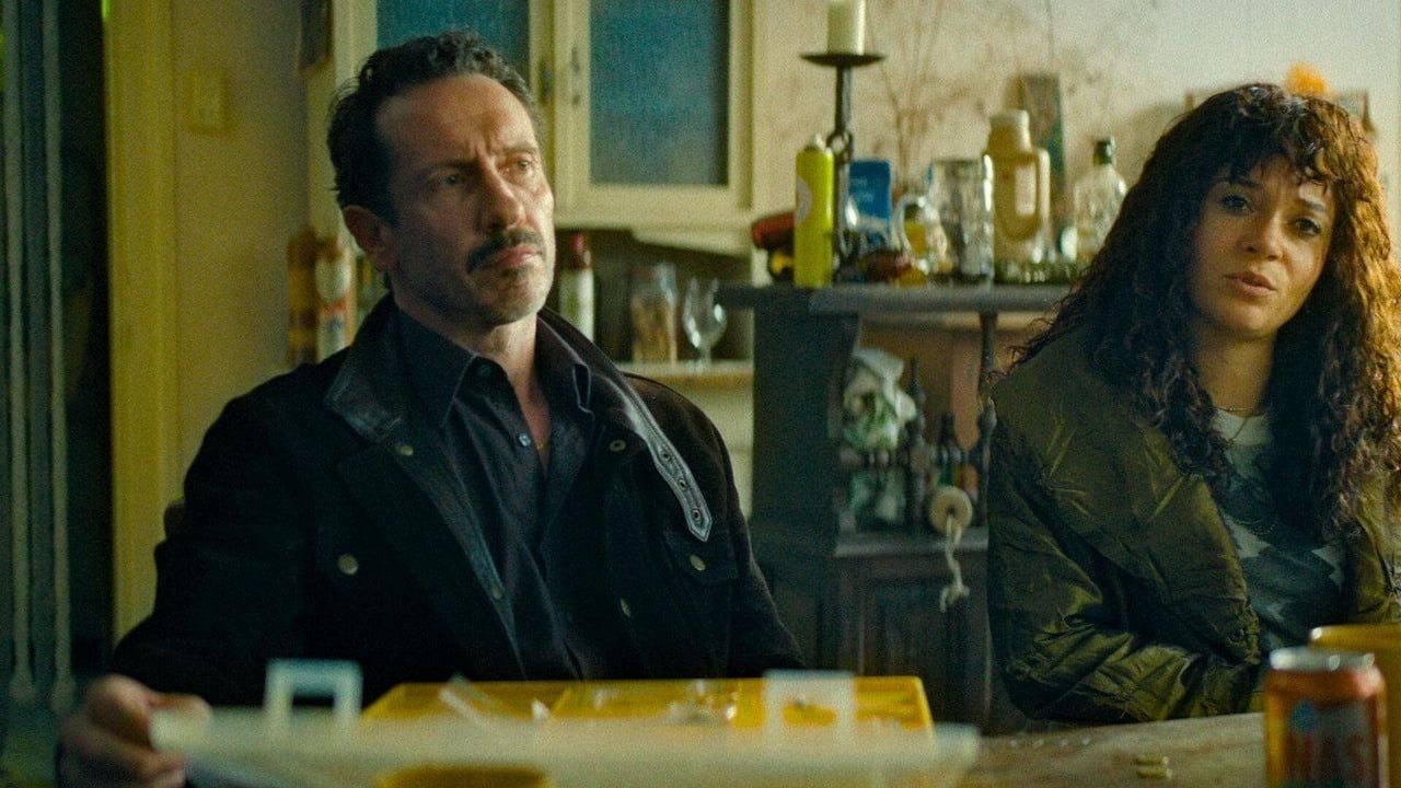 Kryminalny serial o amsterdamskim imperium jest dziś numerem 5 w Polsce na Netflix. Wszystkie 7 odcinków już dostępne, źródło grafiki: Amsterdam Empire, Nico Moolenaar, Netflix, 2025.