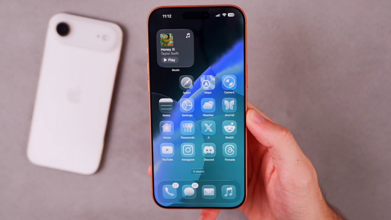 iOS 26.1 gotowy do pobrania; nowy wygląd Liquid Glass i większa wydajność baterii czekają na użytkowników iPhona, źródło grafiki: YouTube: Brandon Butch; 2025.