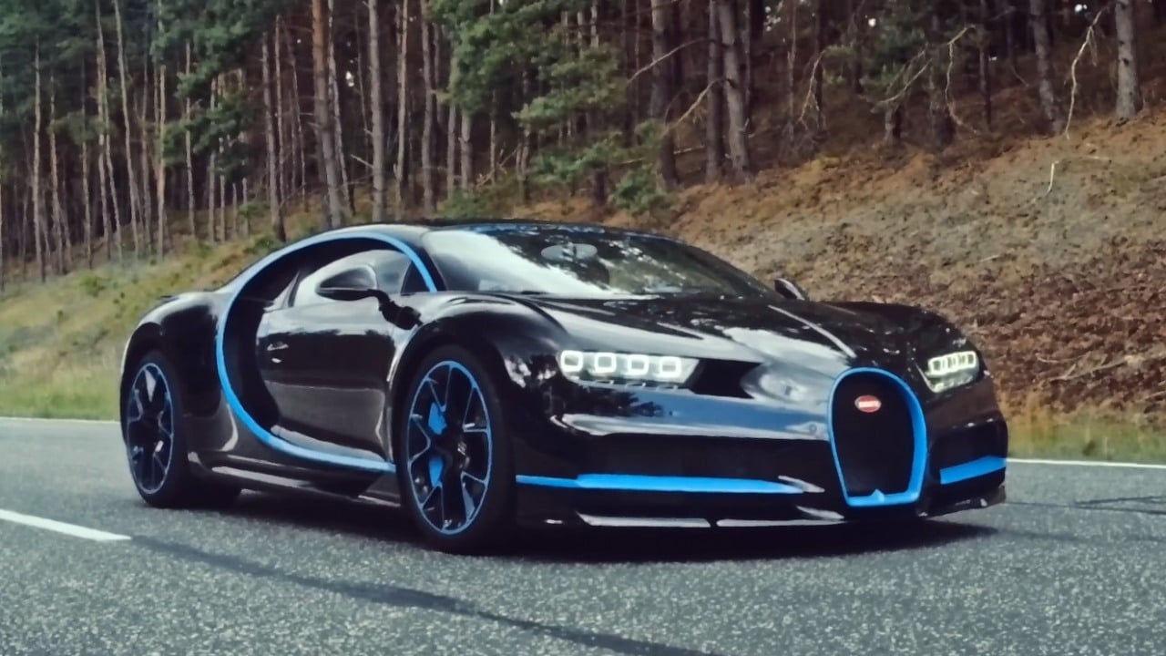 Polak własnoręcznie zbudował swoją wersję samochodu wartego 2,4 miliona euro, która działa jak rower, źródło grafiki: YouTube: Bugatti; 2017.