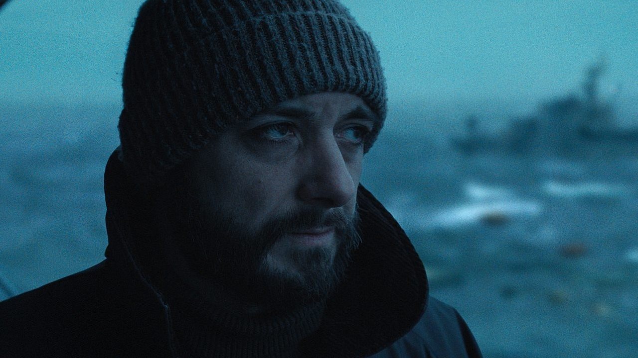 Dziś na Netflix największa polska premiera w historii giganta. Wszystkie 5 odcinków pełnego zwrotów akcji dramatu już dostępne, źródło grafiki: Heweliusz, Jan Holoubek, Netflix, 2025.