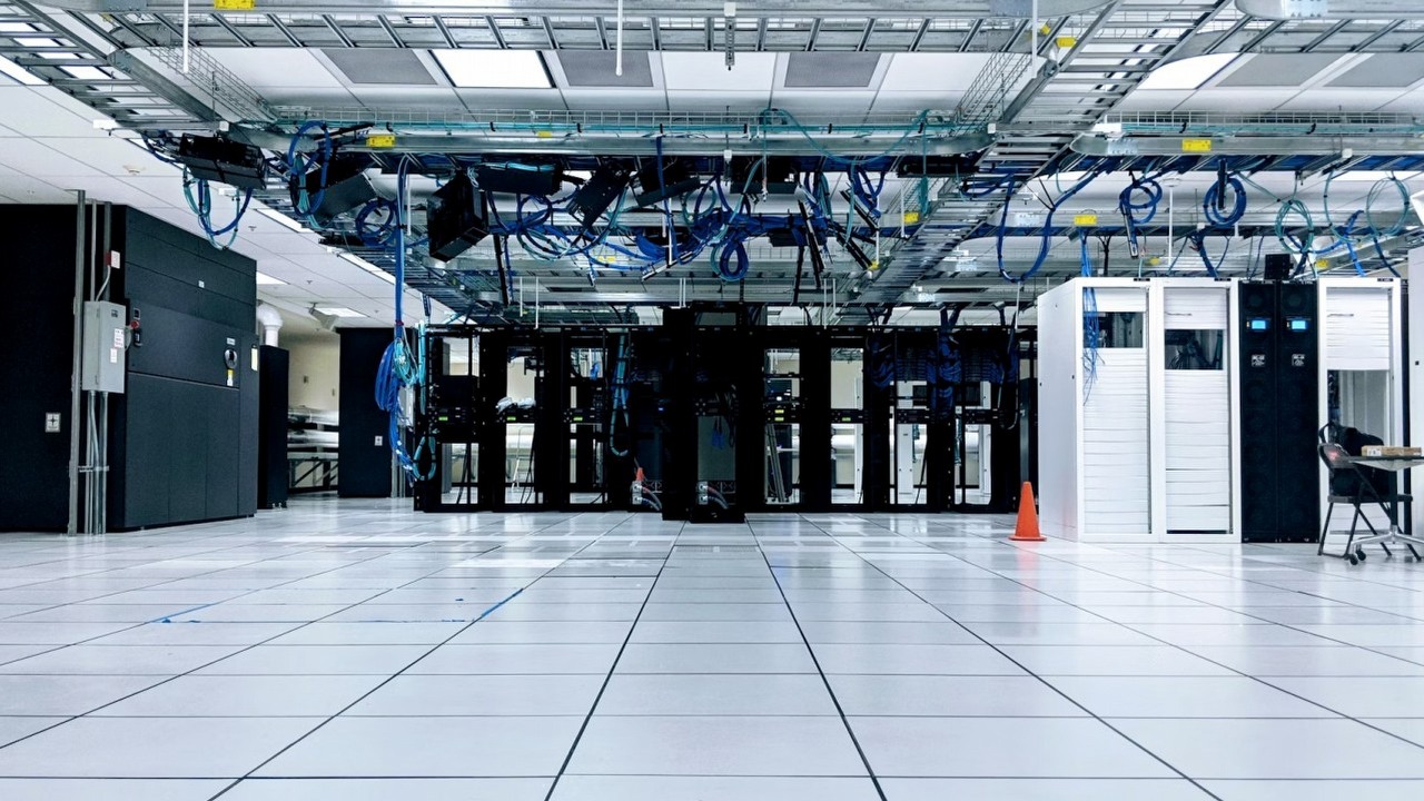 Prawniczka Microsoftu mówi, że „nie chce centrum danych AI koło domu” i potwierdza problemy, na które skarżą się mieszkańcy miast, źródło grafiki: Taylor Vick; Unsplash.com; 2019.