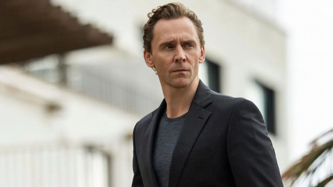 Jeden z najlepszych serialowych thrillerów ostatnich 10 lat powraca. Tom Hiddleston w pierwszym teaserze 2. sezonu szpiegowskiego hitu z 91% na Rotten Tomatoes, źródło grafiki: Nocny recepcjonista, David Farr, BBC, 2016.