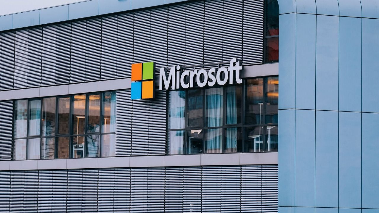 W 1992 roku kupił dla swojego syna akcje Microsoftu o wartości 1200 dolarów i zapomniał o nich - trzy dekady później przekształciły się one w małą fortunę, źródło grafiki: Unsplash/?Salah Darwish.