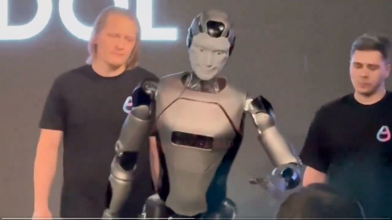 Nowy robot z Rosji miał zachwycić, ale zaliczył glebę w trakcie pokazu i stał się pośmiewiskiem w sieci, źródło grafiki: X/CyberRobooo.